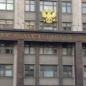 Зарплаты парламентариев хотят приравнять к средним по РФ